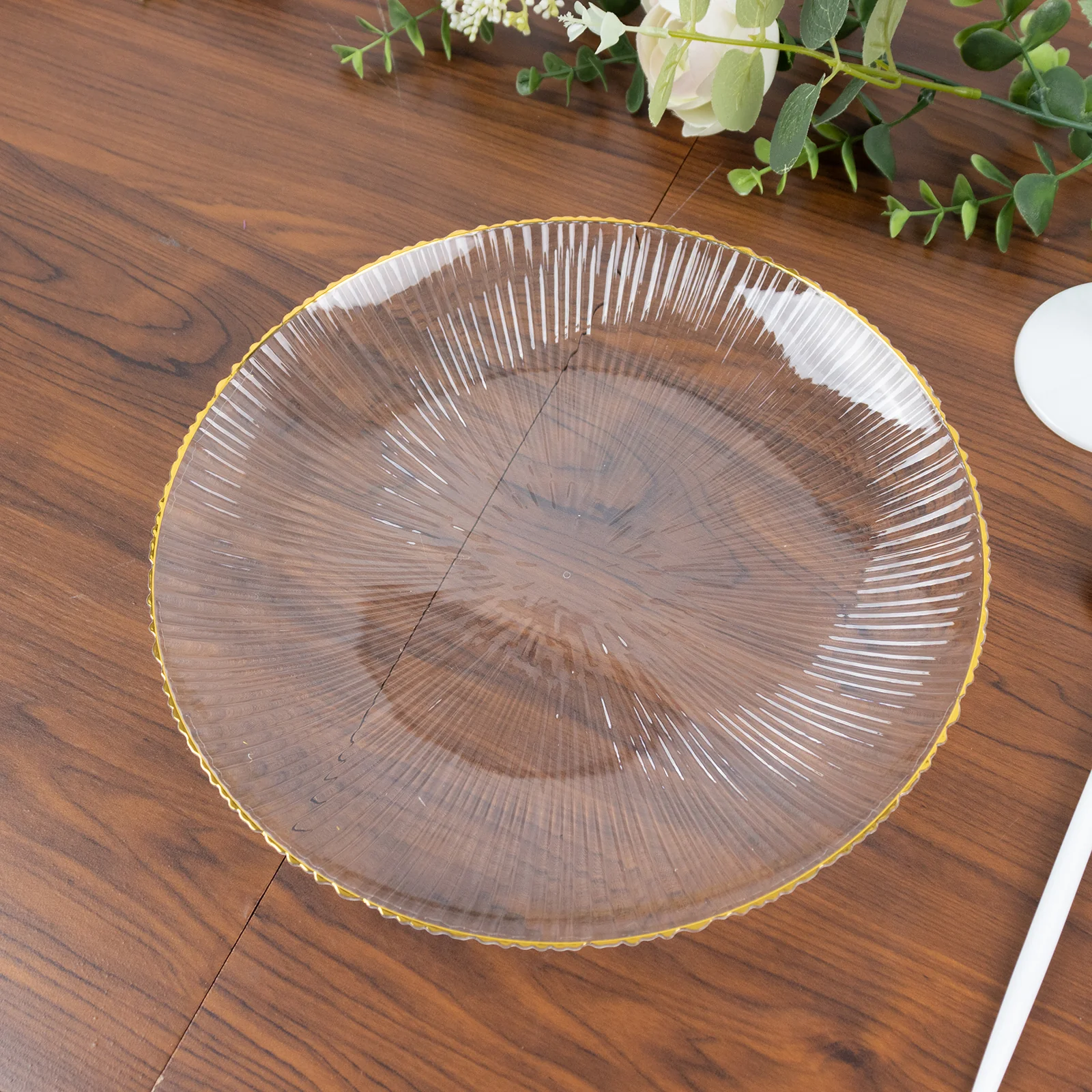 20 Pack 10" Clear Plastic Dinner Plates with Gold Rim – Ribbed Sunburst Pattern – Round Disposable Party Plates - Image 6