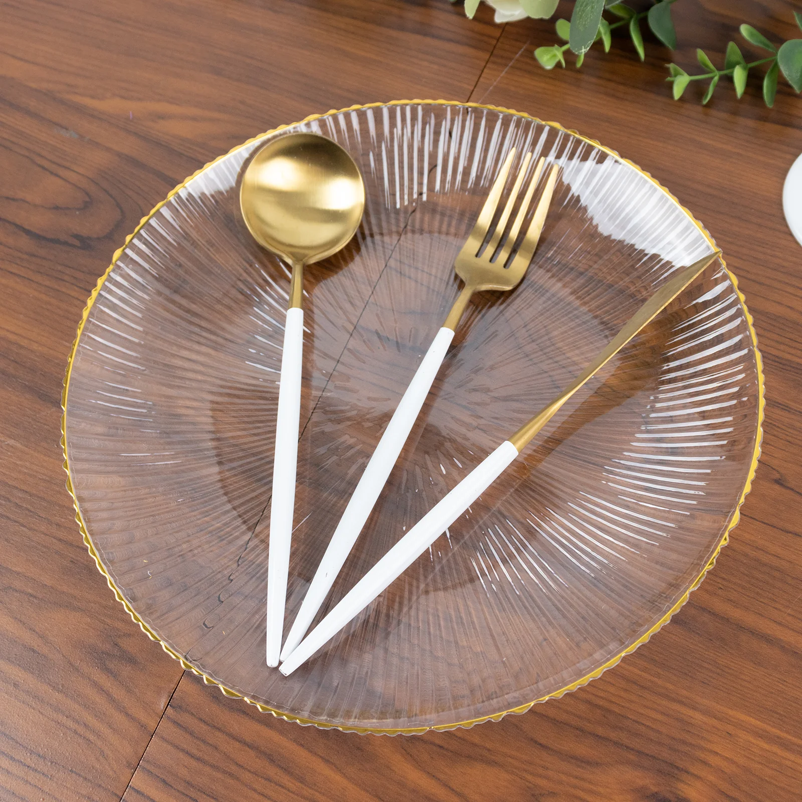 20 Pack 10" Clear Plastic Dinner Plates with Gold Rim – Ribbed Sunburst Pattern – Round Disposable Party Plates - Image 8