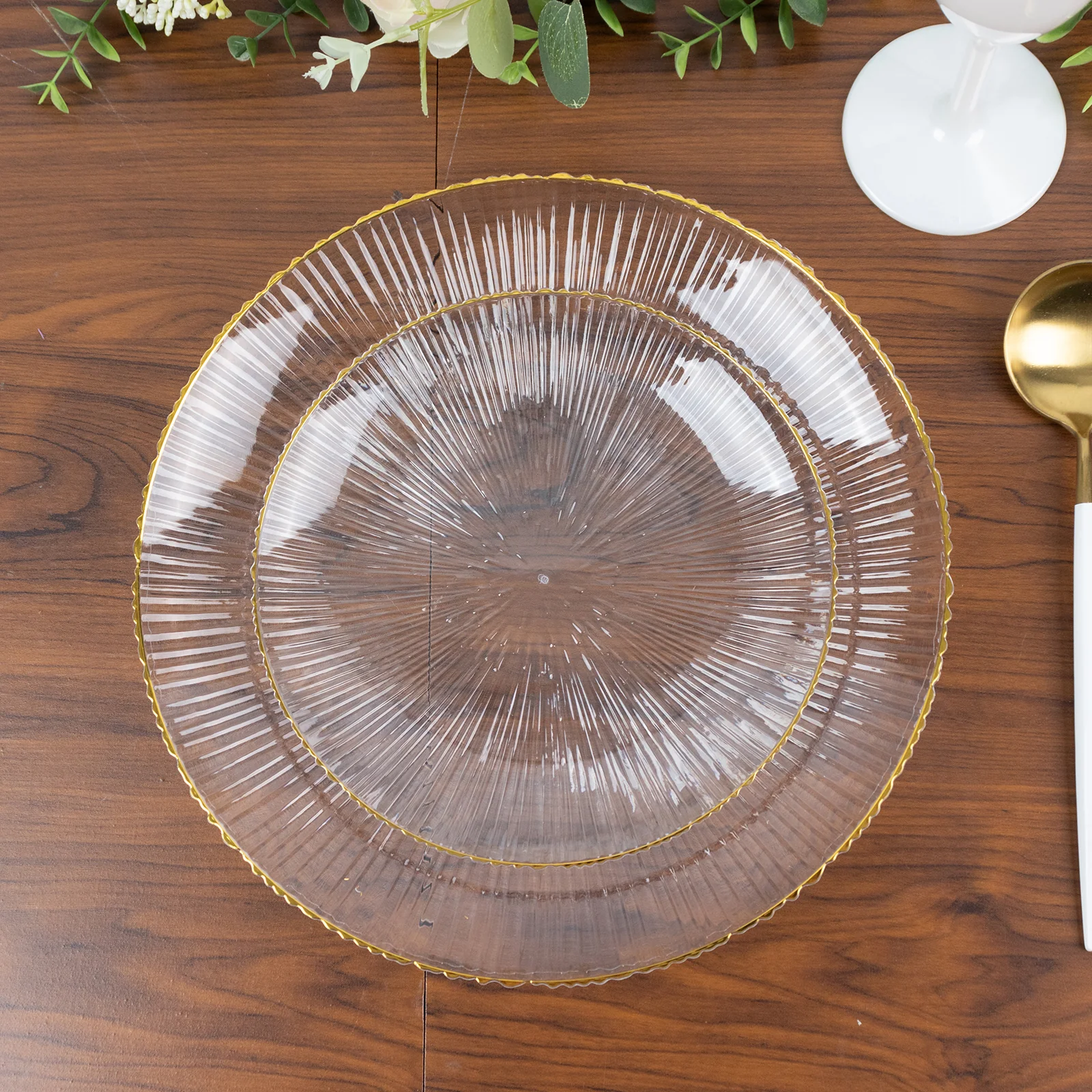 20 Pack 10" Clear Plastic Dinner Plates with Gold Rim – Ribbed Sunburst Pattern – Round Disposable Party Plates - Image 9