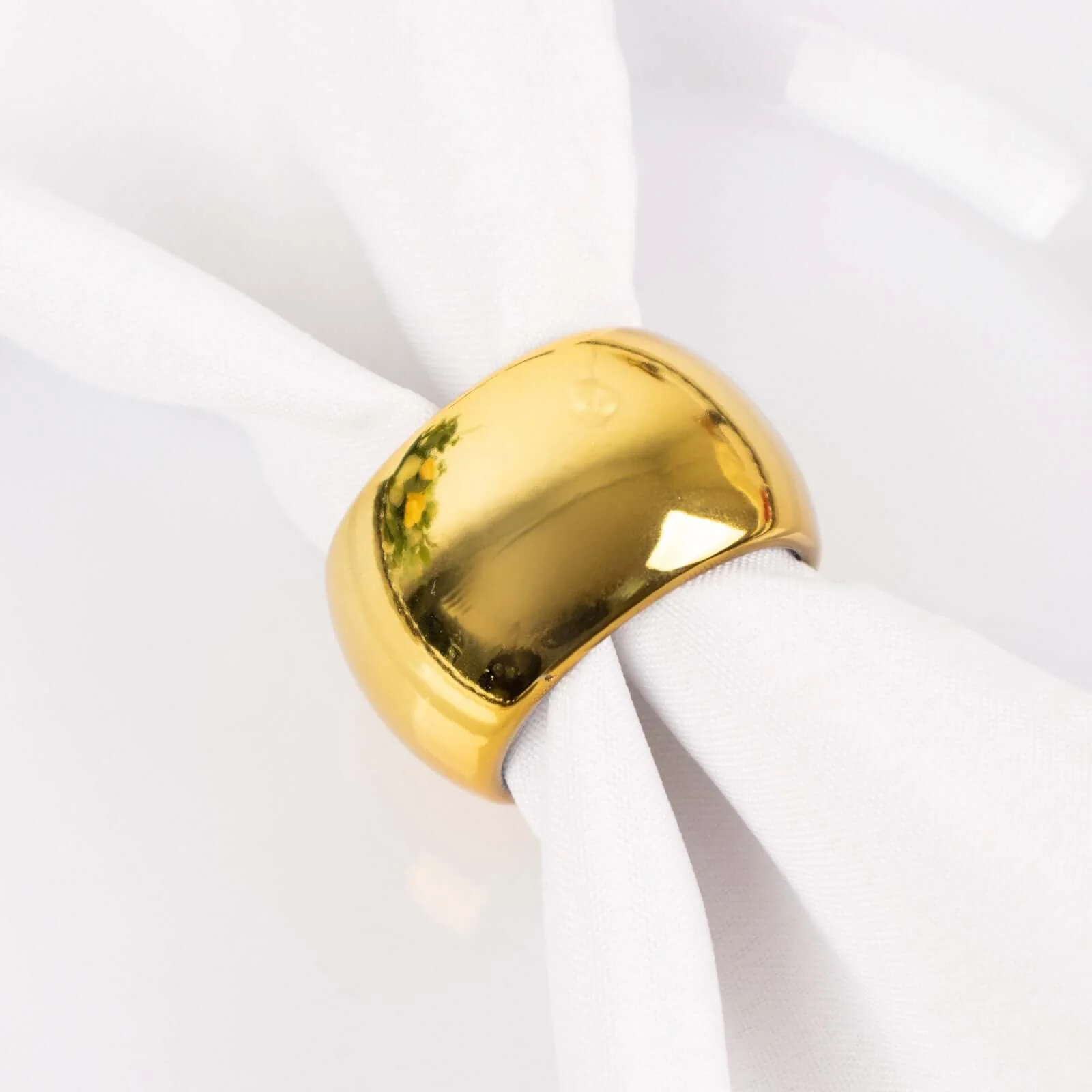 4 Pack Shiny Metallic Gold Acrylic Napkin Rings - Image 2