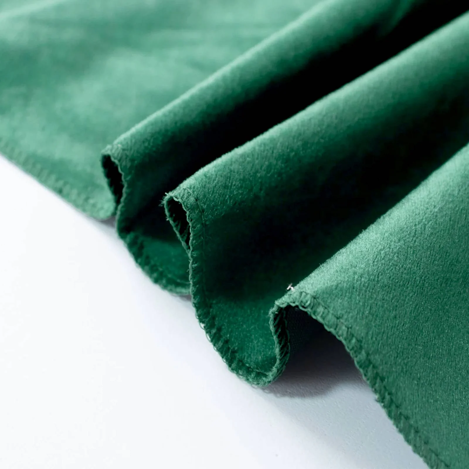 Premium Velvet 132" Round Tablecloth Hunter Emerald Green - Reusable & Soft Table Cover - Image 7